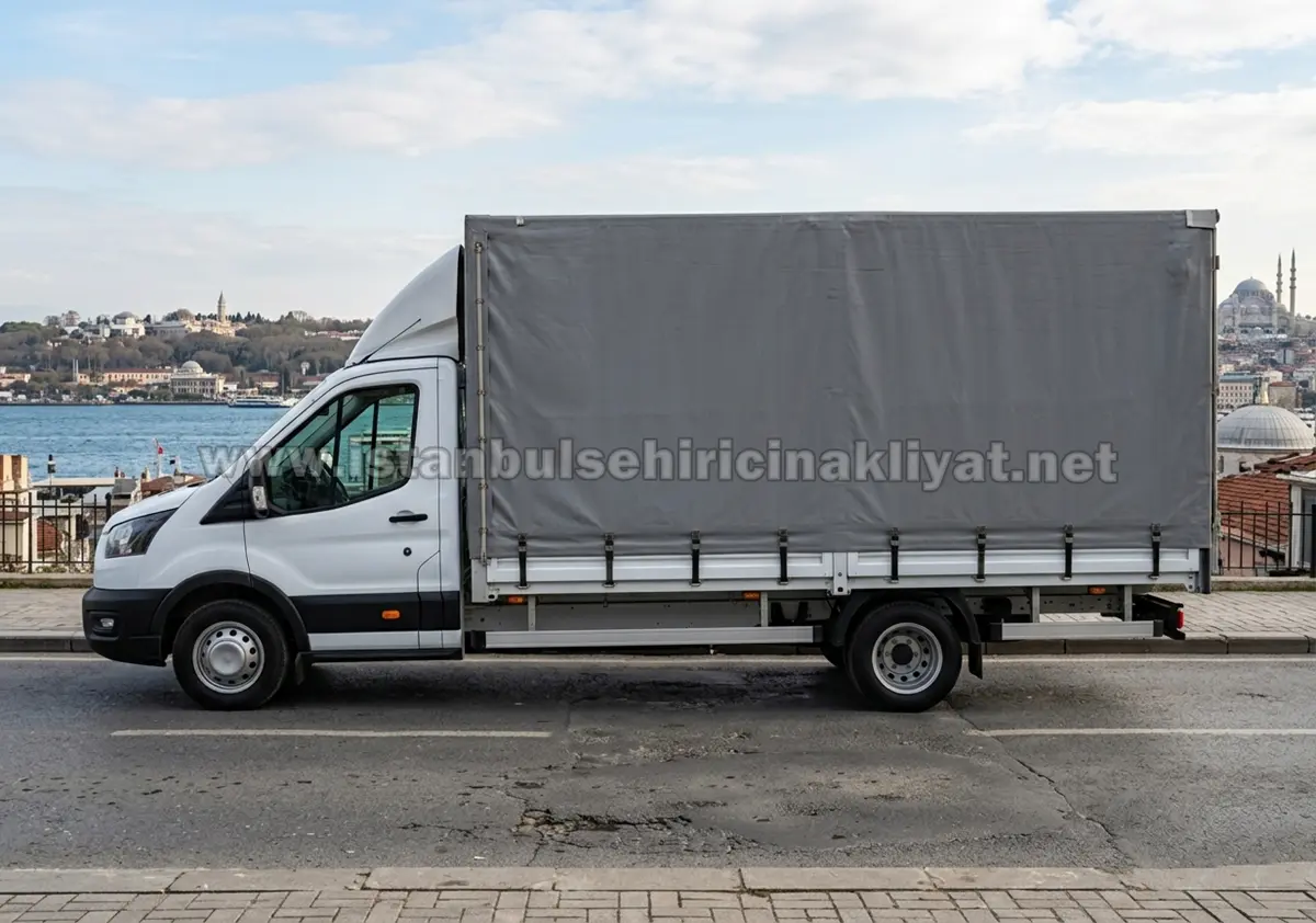 Küçük kapalı brandalı kamyonet nakliye aracı